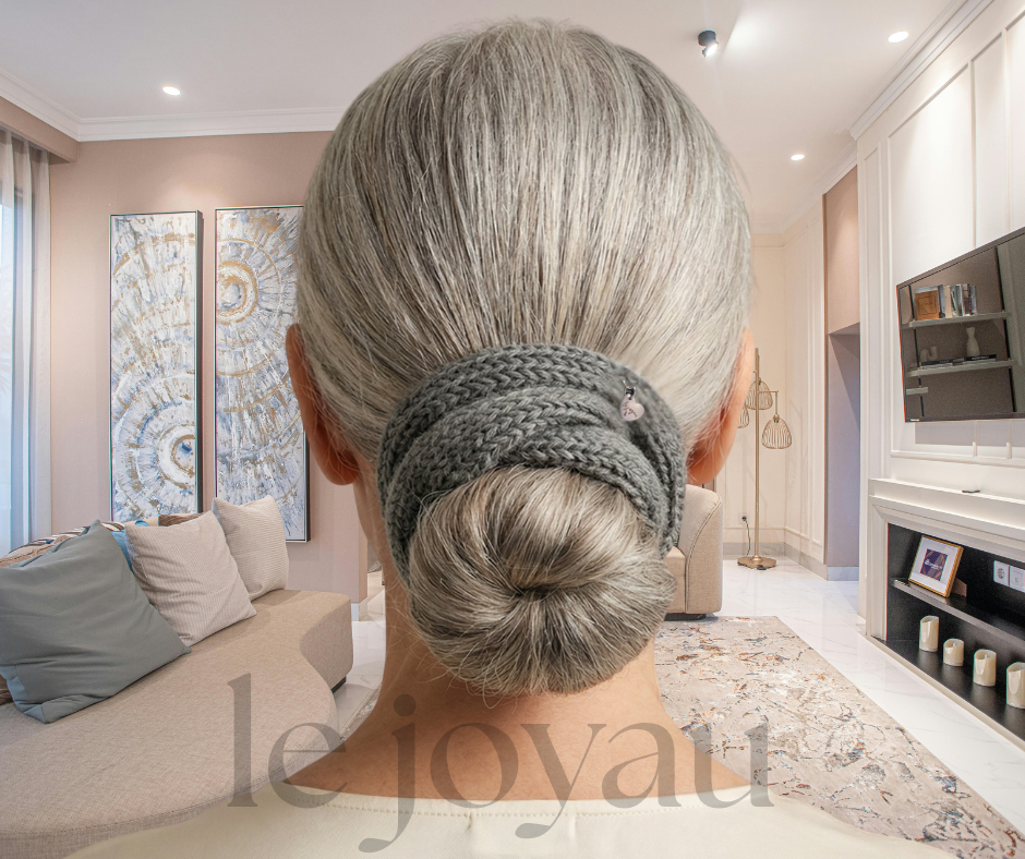 Grey knit wool hair wrap on woman in living room. | le joyau shop